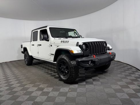 Used 2023 Jeep Gladiator Sport AWD/4WD image 3