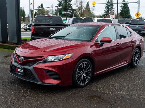 Used 2018 Toyota Camry SE image 3