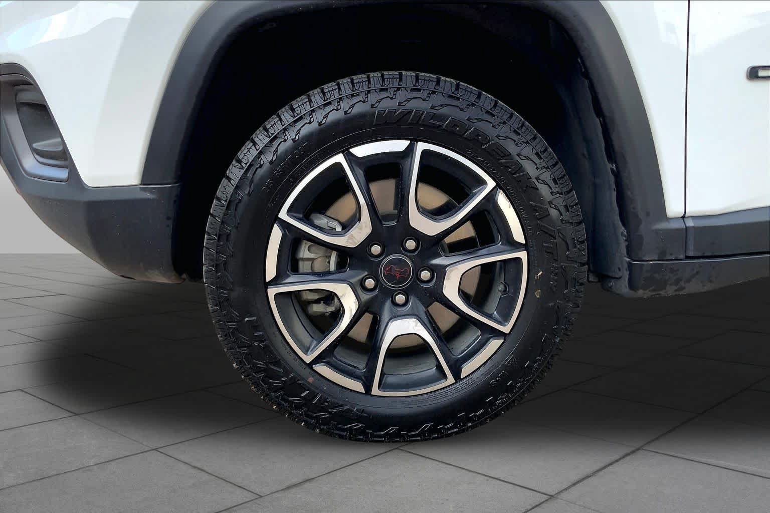 Used 2025 Jeep Compass Trailhawk AWD/4WD image 11