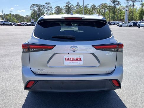 Used 2023 Toyota Highlander XLE image 4