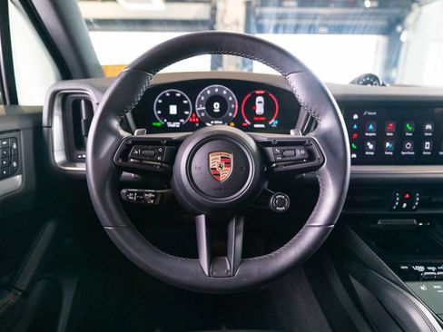 Certified 2025 Porsche Cayenne AWD/4WD image 32