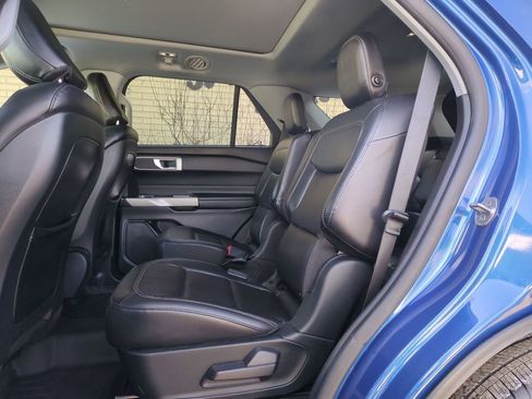 Used 2020 Ford Explorer XLT w/ Equipment Group 202A AWD/4WD image 15
