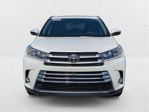 Used 2019 Toyota Highlander Limited Platinum image 2