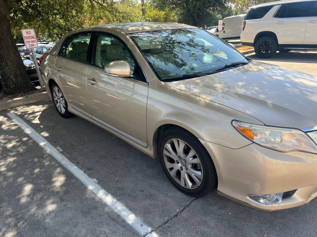 Used 2011 Toyota Avalon FWD image 4