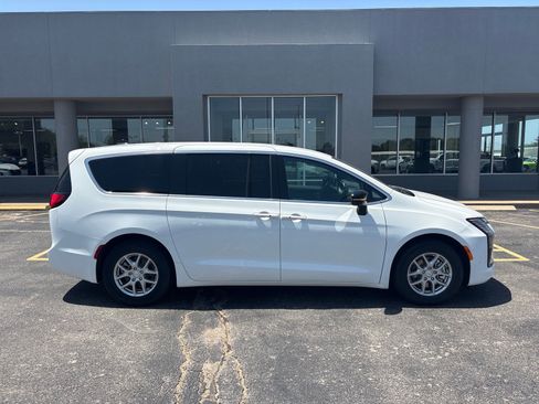 Used 2024 Chrysler Pacifica Touring-L FWD image 4