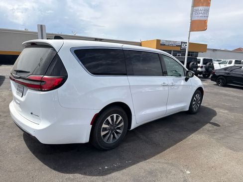 Used 2024 Chrysler Pacifica Limited FWD image 13