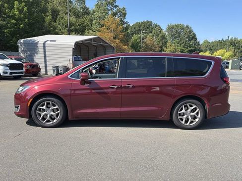 Used 2018 Chrysler Pacifica Touring Plus w/ Tire & Wheel Group FWD image 10