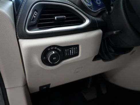 Used 2022 Chrysler Pacifica Touring-L image 29