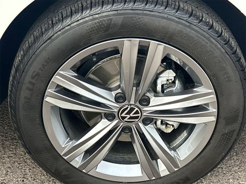 Certified 2024 Volkswagen Jetta SE w/ Panoramic Sunroof Package image 7