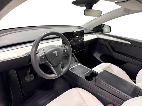 Certified 2023 Tesla Model Y Long Range AWD/4WD image 9
