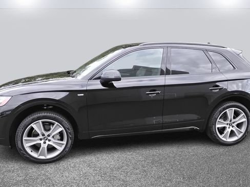 Certified 2025 Audi Q5 2.0T Premium w/ Convenience Plus Package image 3