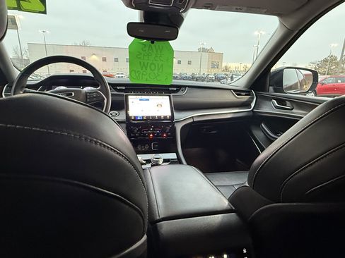 Used 2022 Jeep Grand Cherokee L Limited w/ Black Appearance Package image 10