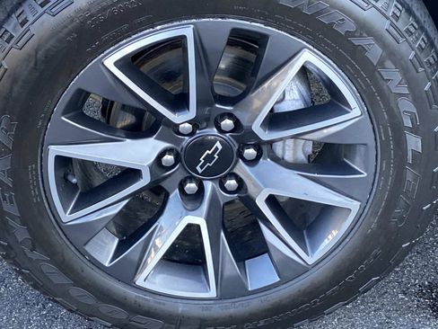 Used 2022 Chevrolet Tahoe Z71 w/ Z71 Off-Road Package image 31