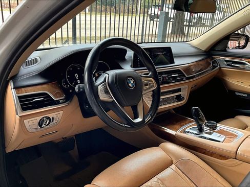 Used 2018 BMW 740i image 18