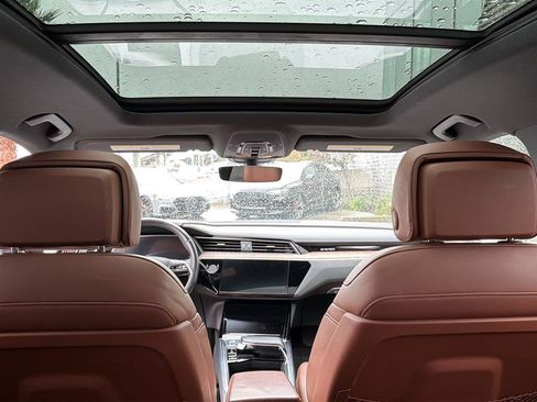 Used 2019 Audi e-tron Prestige w/ Prestige Package image 16