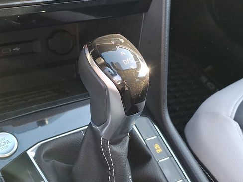 Certified 2025 Volkswagen Taos SE w/ Panoramic Sunroof Package image 13