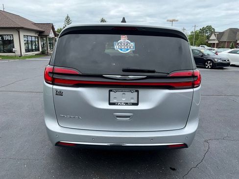 Used 2023 Chrysler Pacifica Touring FWD image 5