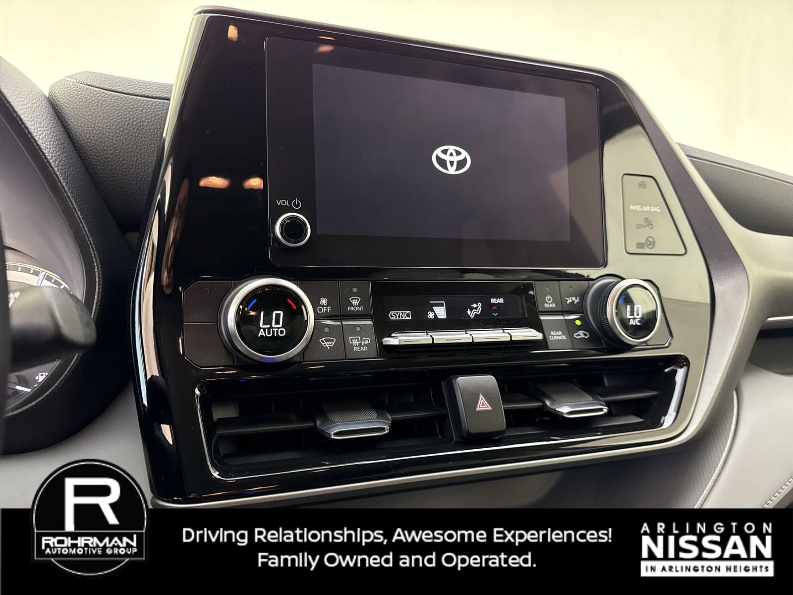 Used 2023 Toyota Highlander LE FWD image 6