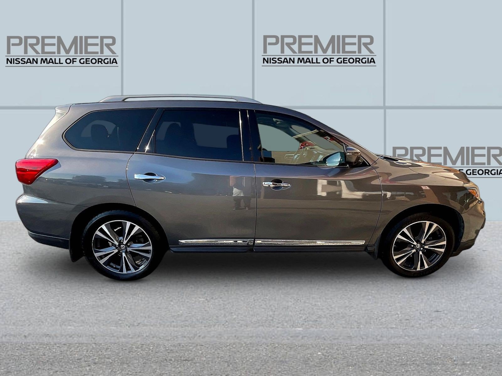Used 2017 Nissan Pathfinder Platinum w/ Family Entertainment Package FWD image 8