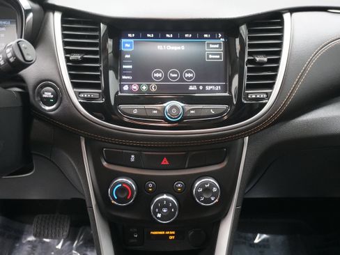 Used 2021 Chevrolet Trax LT w/ LT Convenience Package image 18