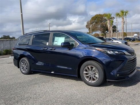 New 2026 Toyota Sienna XLE image 2