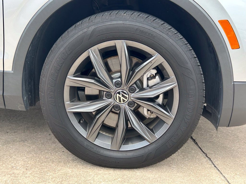 Certified 2023 Volkswagen Tiguan SE w/ Panoramic Sunroof Package FWD image 41