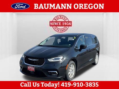 Used 2023 Chrysler Pacifica Touring-L FWD image 10