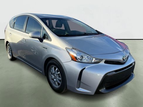 Used 2017 Toyota Prius V Three image 5