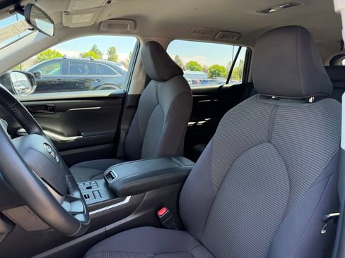 Used 2024 Toyota Highlander LE AWD/4WD image 15