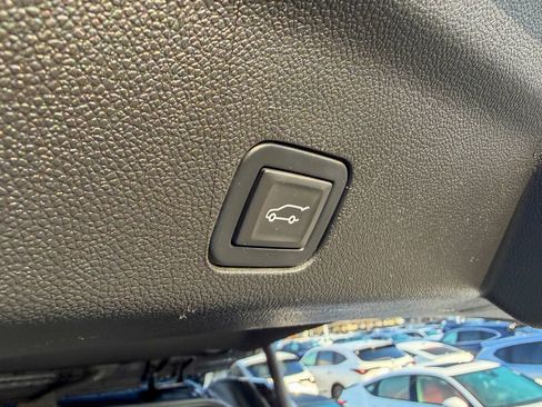 Used 2023 Cadillac Escalade Premium Luxury image 31