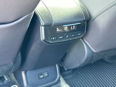 Used 2023 Toyota Highlander LE AWD/4WD image 19