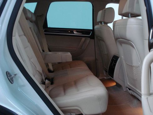 Used 2013 Volkswagen Touareg Sport image 40