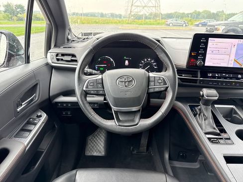 Used 2024 Toyota Sienna XSE w/ XSE Plus Package FWD image 18