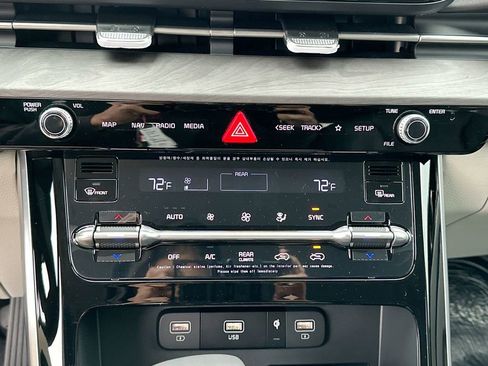 Used 2024 Kia Carnival EX FWD image 38