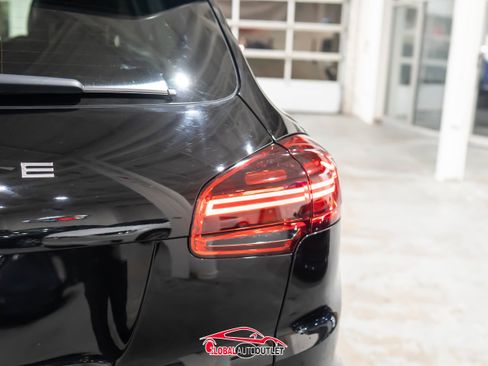 Used 2017 Porsche Cayenne Platinum Edition w/ Premium Package (PJV) image 49