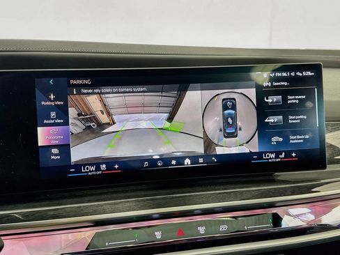 Used 2023 BMW i7 xDrive60 AWD/4WD image 39
