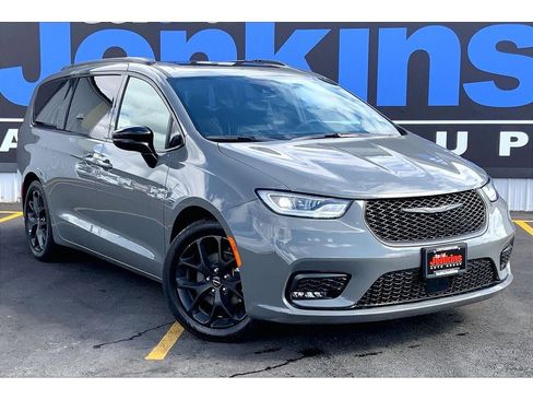 Used 2025 Chrysler Pacifica Limited FWD image 2