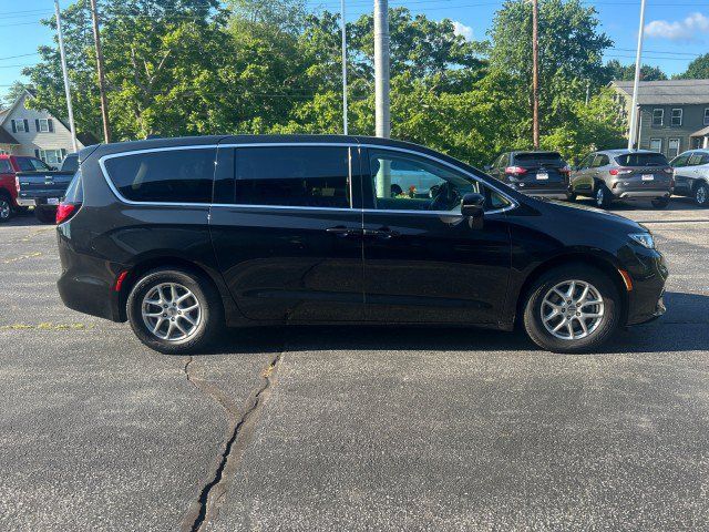 Used 2023 Chrysler Pacifica Touring-L FWD image 5