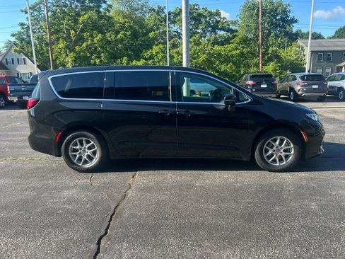 Used 2023 Chrysler Pacifica Touring-L FWD image 5