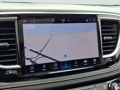 Used 2025 Chrysler Pacifica Limited FWD image 16