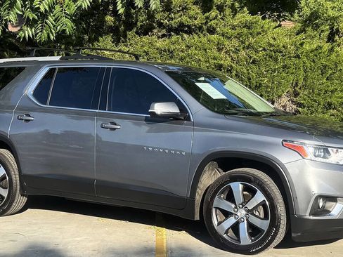 Used 2018 Chevrolet Traverse LT FWD image 3