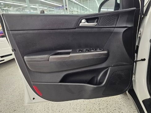Used 2020 Kia Sportage LX image 24