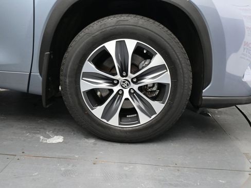 Used 2022 Toyota Highlander XLE image 11