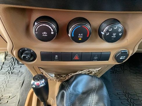 Used 2015 Jeep Wrangler Sahara w/ Connectivity Group AWD/4WD image 32