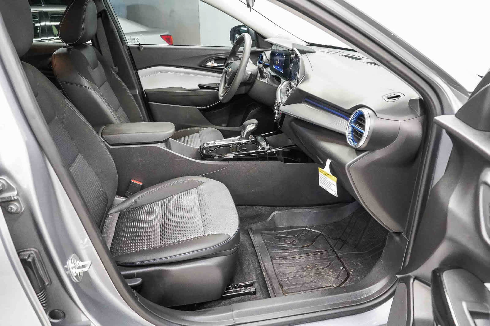 Used 2025 Chevrolet Trax LT FWD image 16
