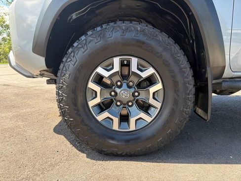 Used 2019 Toyota Tacoma TRD Off-Road AWD/4WD image 15
