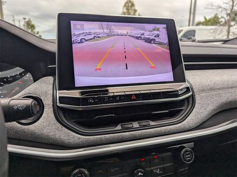 Certified 2024 Jeep Compass Latitude image 30