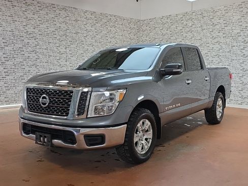 Used 2018 Nissan Titan SV image 3