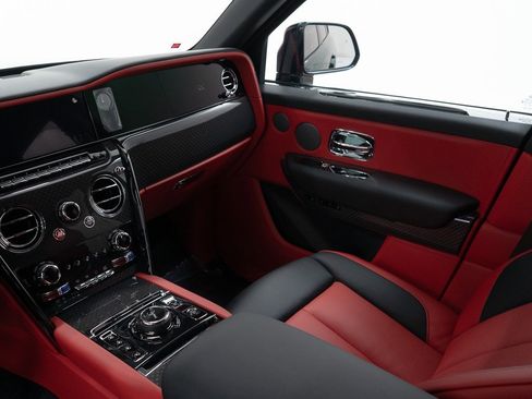 New 2025 Rolls-Royce Cullinan Black Badge w/ Leather Finishing Pack image 38