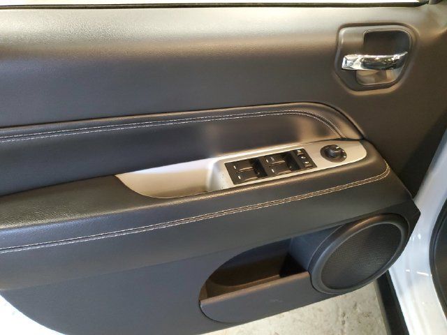 Used 2016 Jeep Compass Latitude AWD/4WD image 12